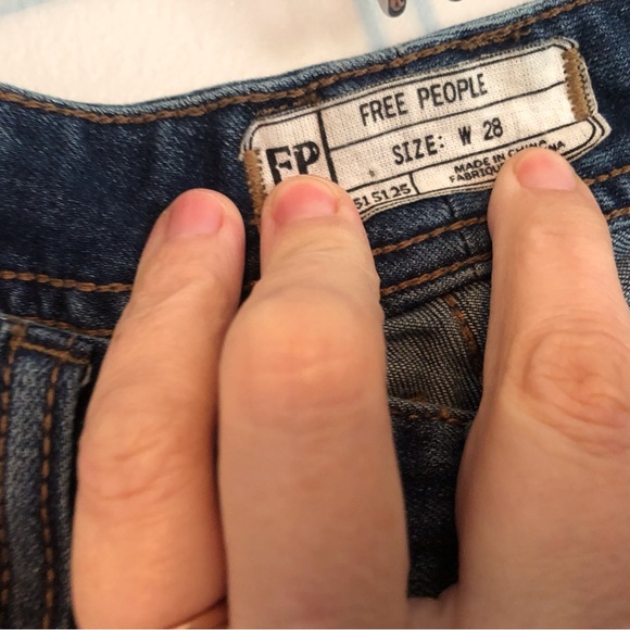 Free People ankle length jeans, size 28, medium wash - Picture 4 of 4